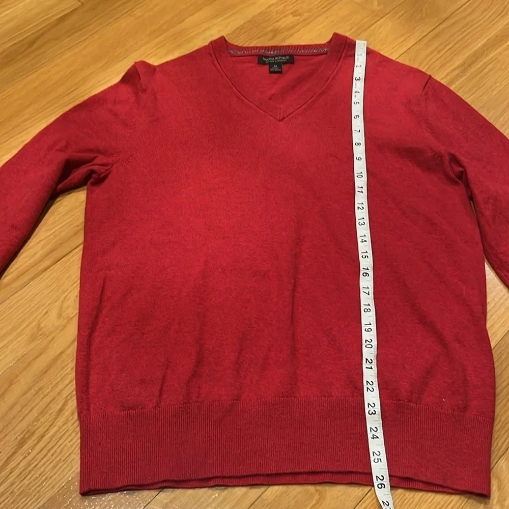 Bananan Republic men’s red cotton / cashmere blend vneck sweater size medium.